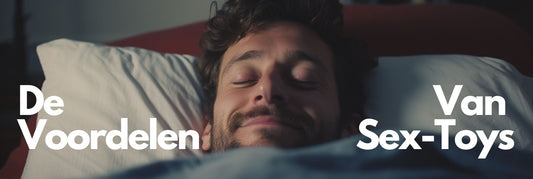 tevreden man in bed na het gebruik van seks speeltjes