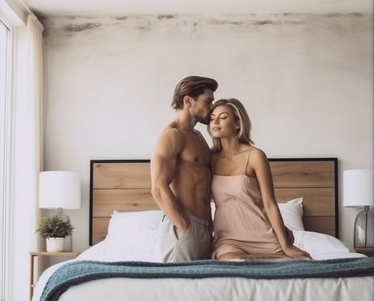 stel in bed met seksspeeltjes in de la